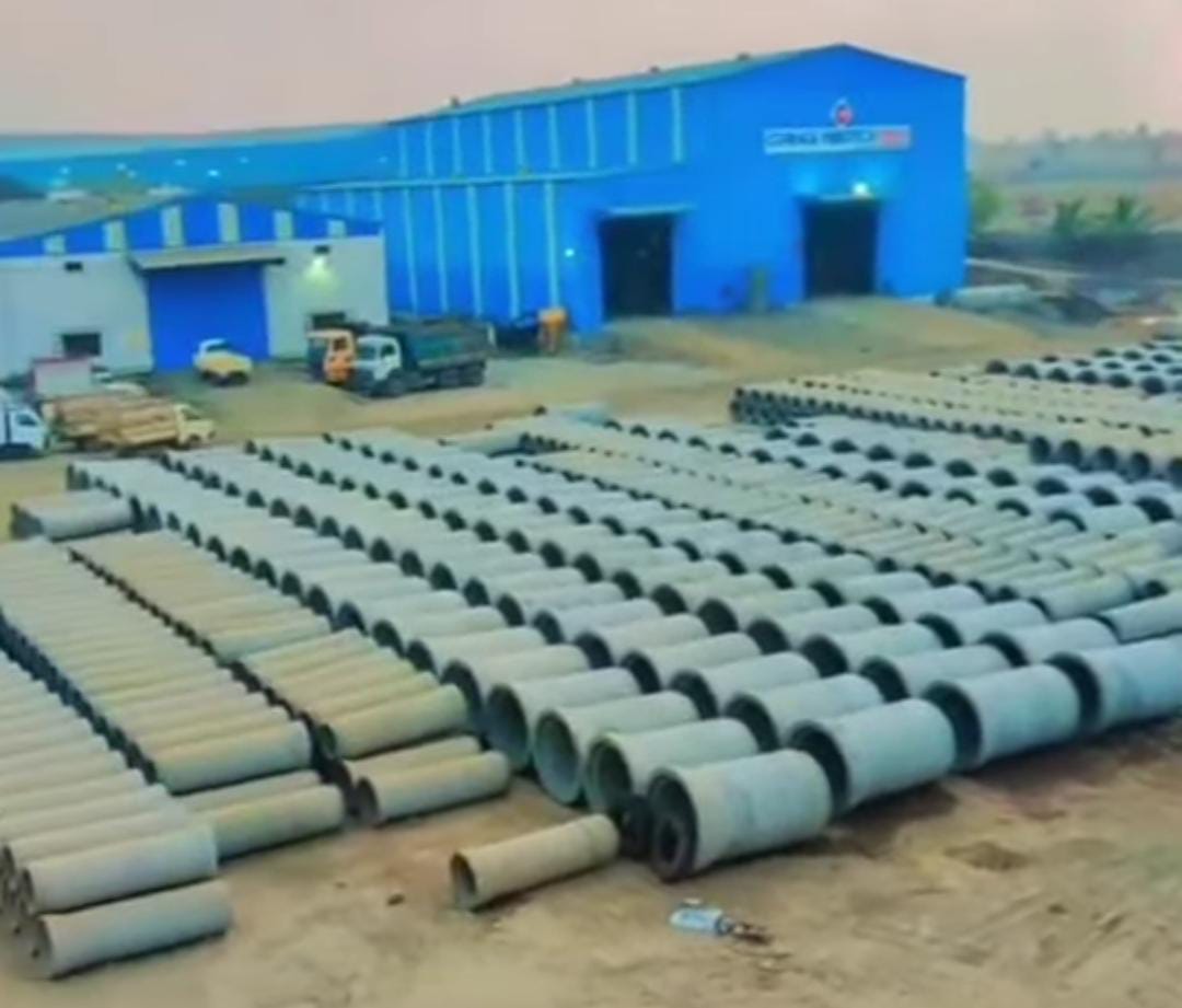 Reinforced concrete cement pipes for sewage system, Stack of RCC cement drainage pipes, RCC cement pipes arranged at construction site, Heavy-duty RCC pipes used for underground infrastructure