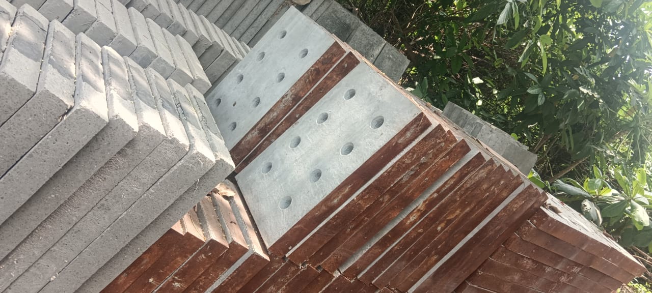 Reinforced concrete circular manhole cover, Heavy-duty RCC round cover for drainage, Precast RCC round cover used in civil construction