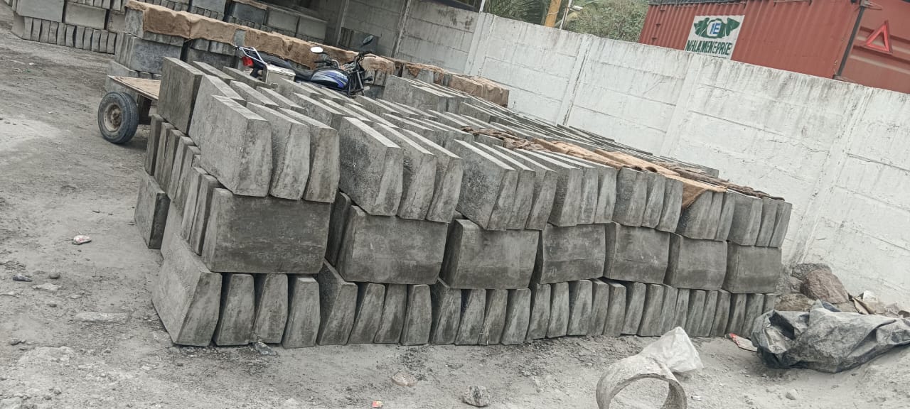 Reinforced concrete grating cover for drainage systems, Precast RCC grating slab with slots for water flow, RCC grating cover used in roadside or industrial drainage