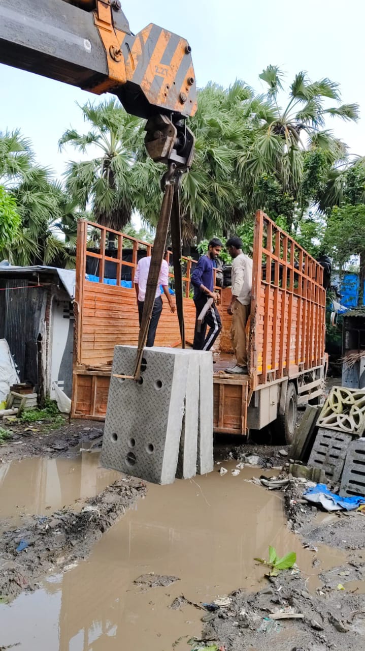 RCC Concrete Covers in Bulk, Stack of RCC concrete cover slabs stored in bulk for drainage use, Bulk quantity of reinforced concrete covers with ventilation slots, Multiple RCC concrete drain covers arranged for bulk supply, Precast RCC covers stored in large quantities at construction site